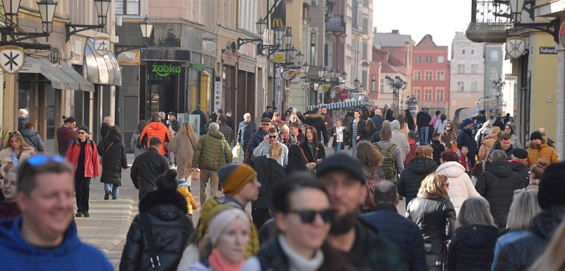 Starówka w słońcu i bez czapek. Tak Toruń przywitał cieplejszy dzień [FOTO]