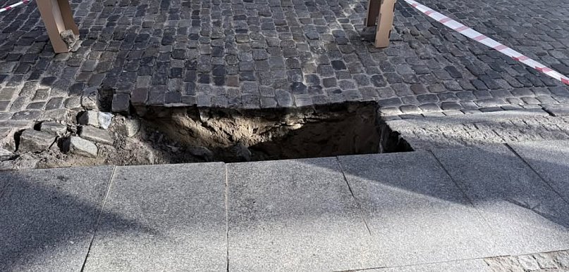 Zapadł się chodnik na starówce!? Czytelnik informuje o niebezpiecznej dziurze