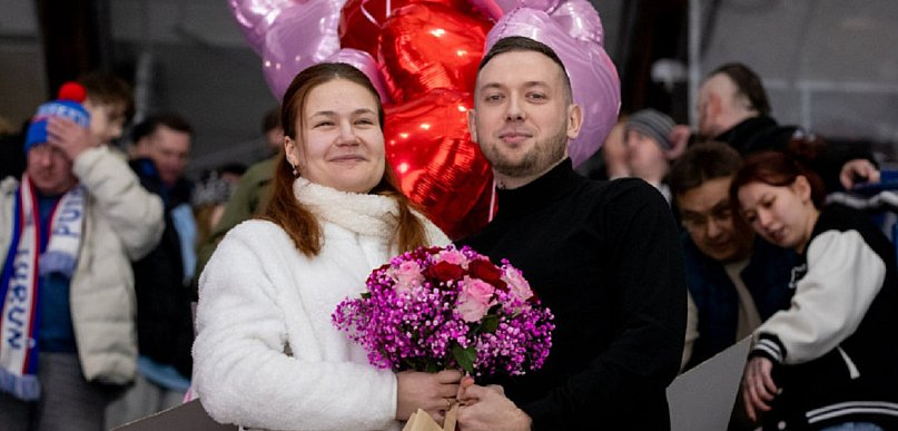 Kibice świadkami wyjątkowej chwili. Kwiaty, balony i pierścionek [FOTO]