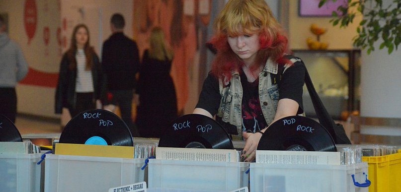 Winyle znów królowały. Giełda płyt przyciągnęła kolekcjonerów [FOTO]