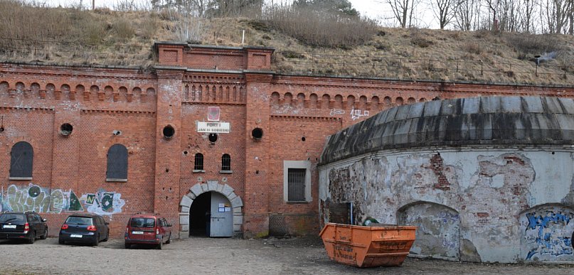 Wiosenne porządki w Forcie I. Mieszkańcy ruszyli do sprzątania [FOTO]