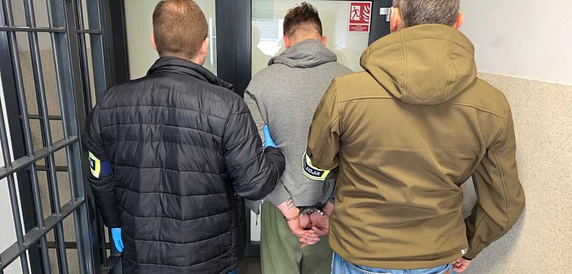 Zuchwałe kradzieże w Inowrocławiu. Wpadli, gdy policja połączyła fakty