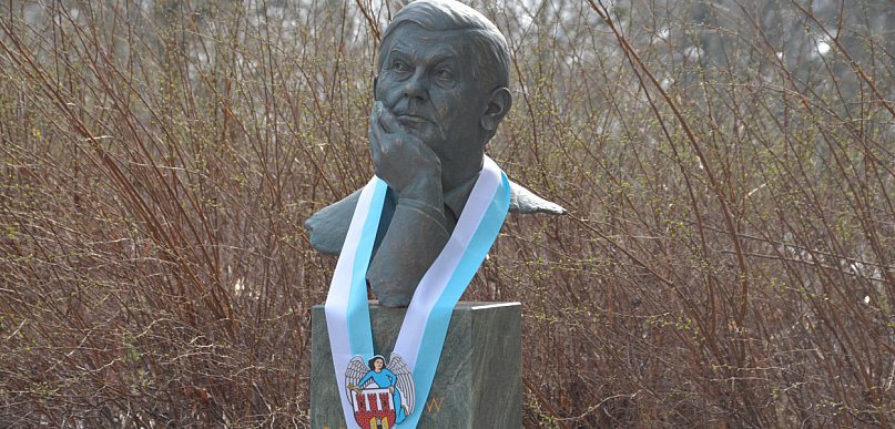 Herbert wrócił do Torunia. Odsłonięto popiersie w symbolicznym miejscu
