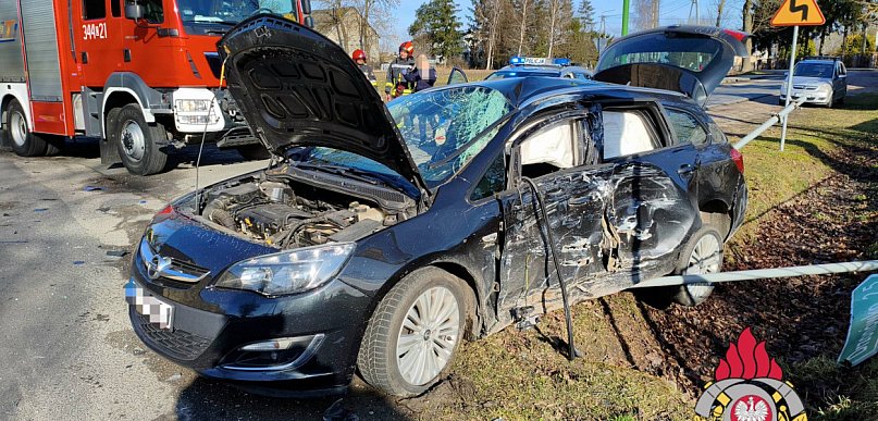 Poranny wypadek w regionie. Zderzenie z ciężarówką, jedna osoba w szpitalu [FOTO]