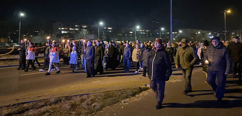 Droga Krzyżowa przeszła ulicami Skarpy. Połączyła wiernych trzech parafii [FOTO]