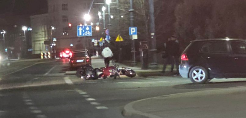 Uwaga na utrudnienia w Toruniu! Motocykl kontra osobówka w centrum [FOTO]