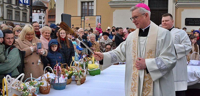 Wspólnota i tradycja w sercu miasta. Wyjątkowa Święconka na Rynku w Toruniu