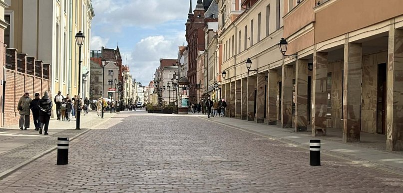 Jest data uruchomienia słupków na starówce. Miasto broni inwestycji