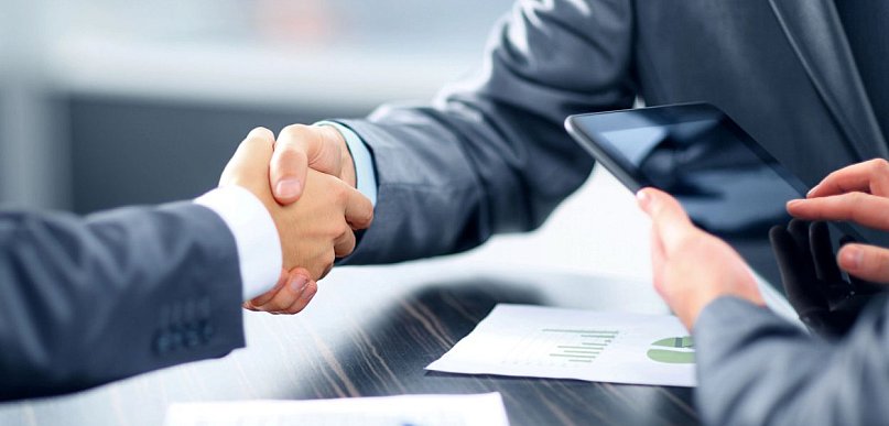 Porównanie firm faktoringowych – na co zwrócić uwagę przy wyborze