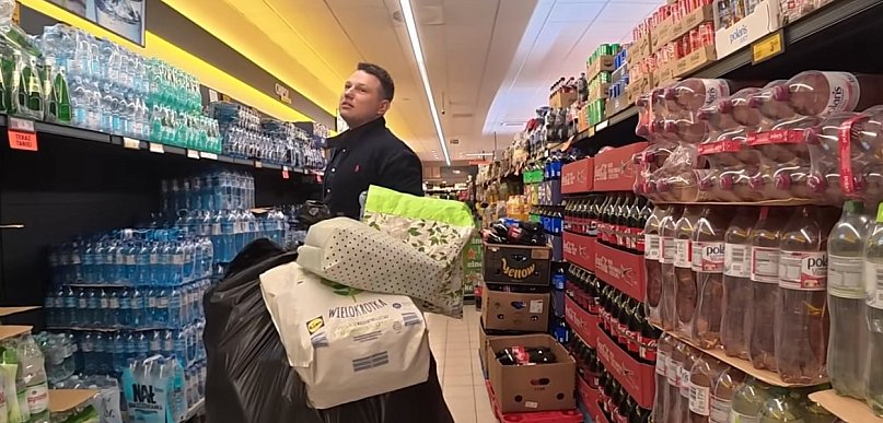 Mentzen z workiem butelek w Toruniu. Nagranie podbija sieć [WIDEO]