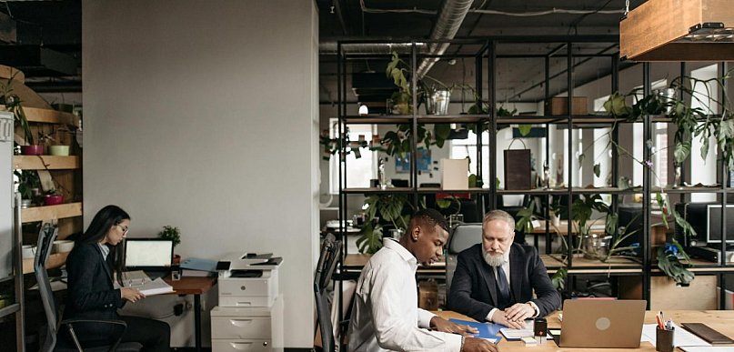 Stała obsługa prawna firmy — kiedy abonament prawny naprawdę ułatwia prowadzenie b