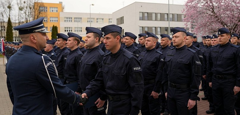 84 nowych policjantów złożyło ślubowanie. Wiemy ilu z nich trafi do Torunia