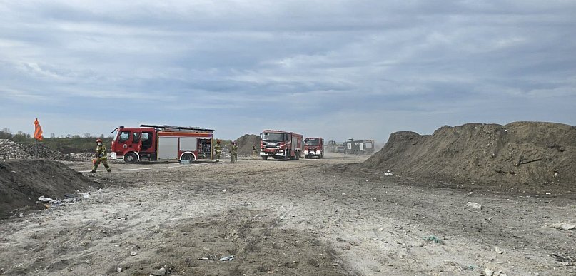Pożar odpadów na składowisku! Strażacy ruszyli do akcji