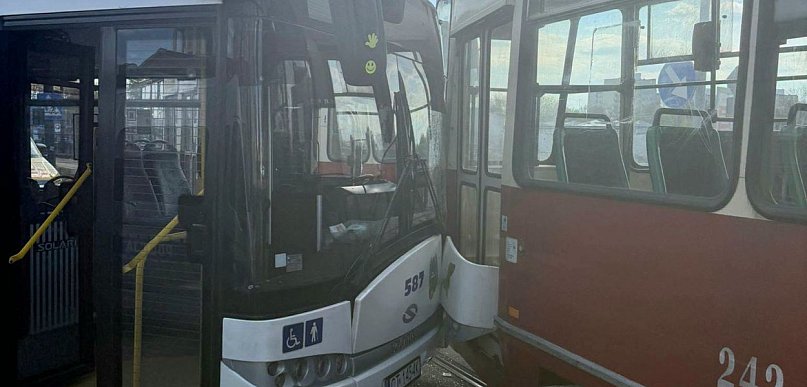 Tramwaj i autobus zderzyły się w centrum Torunia. Mamy zdjęcia [FOTO]