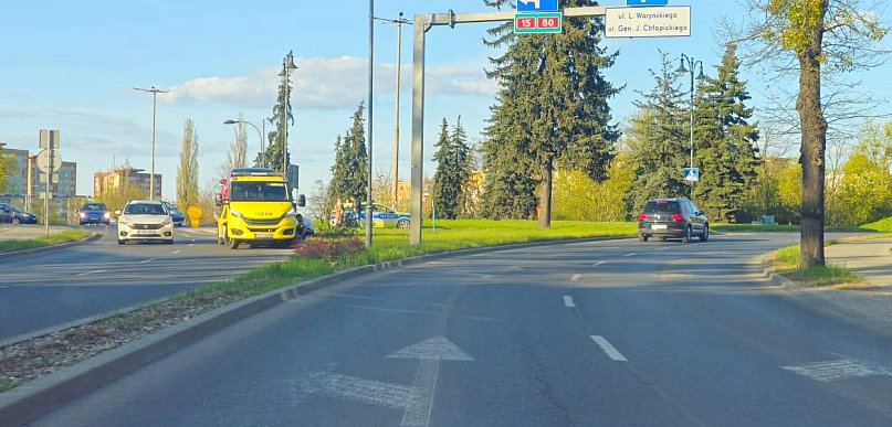 Pechowa seria w Toruniu. Kolizja na rondzie, na miejscu policja