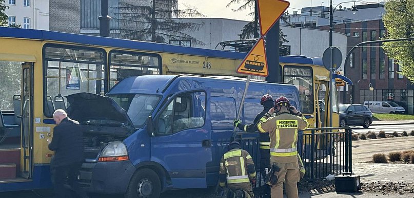 Bus kontra tramwaj przy targowisku. Policja wskazała winnego