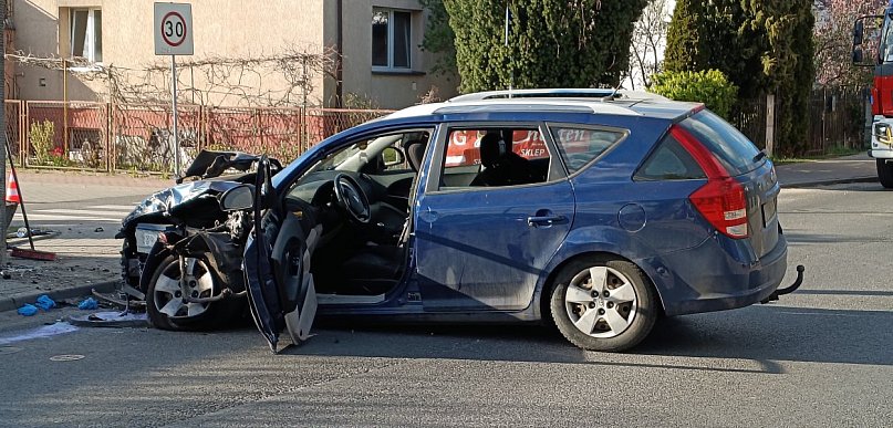 Wypadek na lewobrzeżu! Karetka zabrała trzy osoby do szpitala [FOTO]