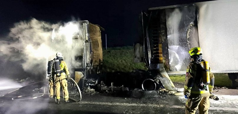 Nocny pożar na A1 pod Toruniem. Na miejscu kilka jednostek. Co z kierowcą?