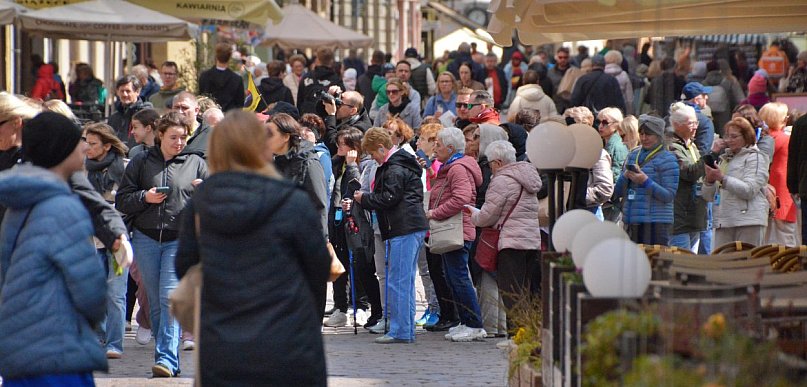 Weekendowy klimat w centrum. Tłumy na toruńskiej starówce [FOTO]