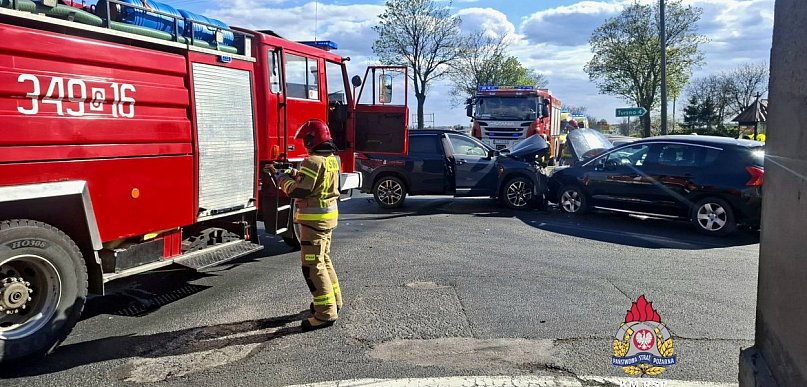 Wypadek pod Toruniem. Trzy auta rozbite, trzy osoby trafiły do szpitala [FOTO]