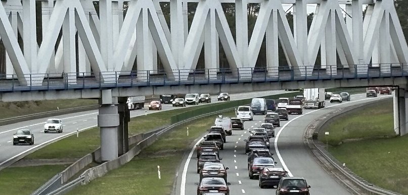 Paraliż po wypadku na A1. Służby działają, TRZY OSOBY ranne [FOTO]