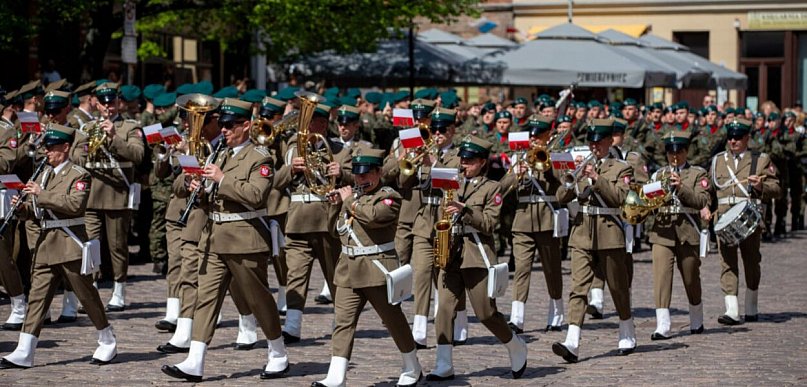 Wojskowy ceremoniał w centrum miasta. Toruń uczcił Konstytucję 3 maja [FOTO]