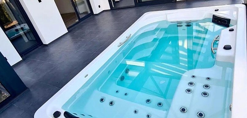 Basen z przeciwprądem Swim Spa dla rodziny z dziećmi.