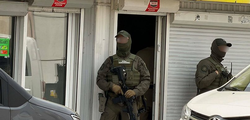 Broń, kominiarki i zamieszanie na Chopina. Służby wkroczyły do akcji
