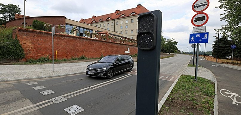 Toruń | Technologia kontra rzeczywistość. Słupki na bulwarze nie dają rady?