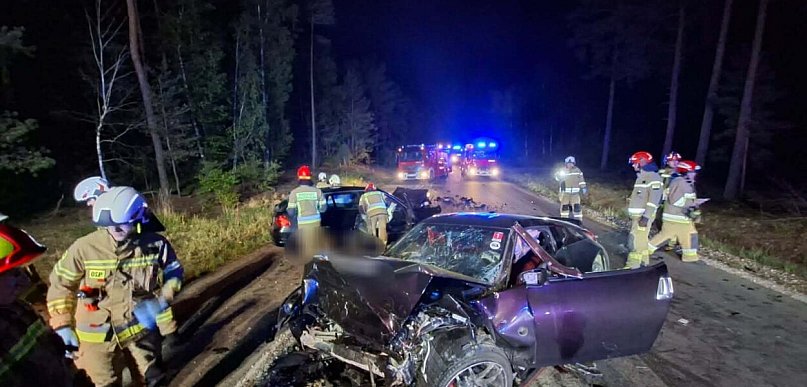 Nocna kraksa na leśnej drodze. Cztery osoby zostały ranne