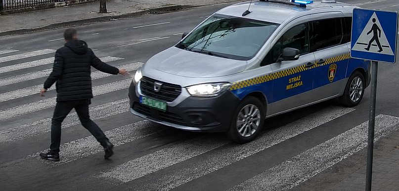 Straż miejska prawie potrąciła pieszego na pasach. Jest nagranie [WIDEO]