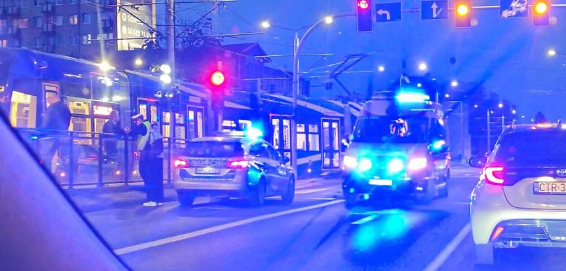 Zamieszanie przy Reja i Broniewskiego. Na miejscu policja i karetka [FOTO]