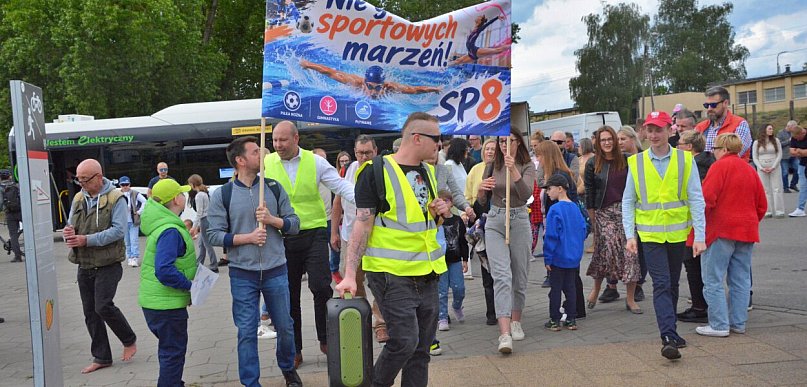 Burza wokół toruńskiej oświaty. Rodzice przeszli przez miasto [FOTO]