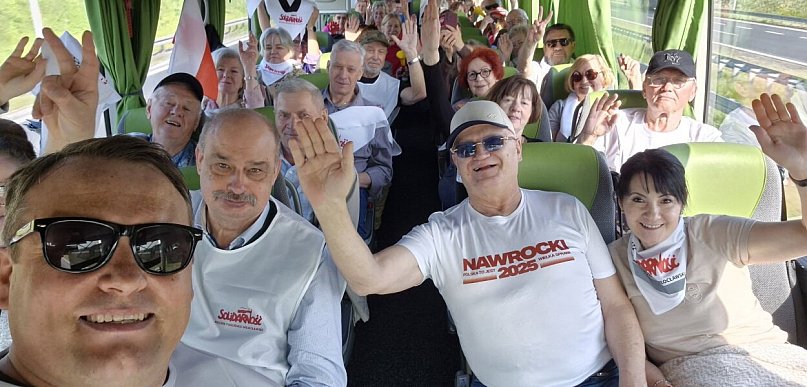 Sympatycy PiS ruszyli do Warszawy. Chętnych było tylu, że podstawiono...