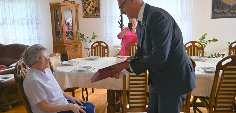 Przeżyła wojnę, wychowała pokolenia. Mieszkanka regionu skończyła 100 lat!