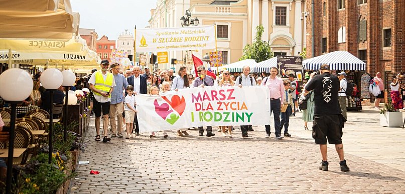 Toruń | Tłumy na starówce. Marsz dla Życia i Rodziny przeszedł przez miasto