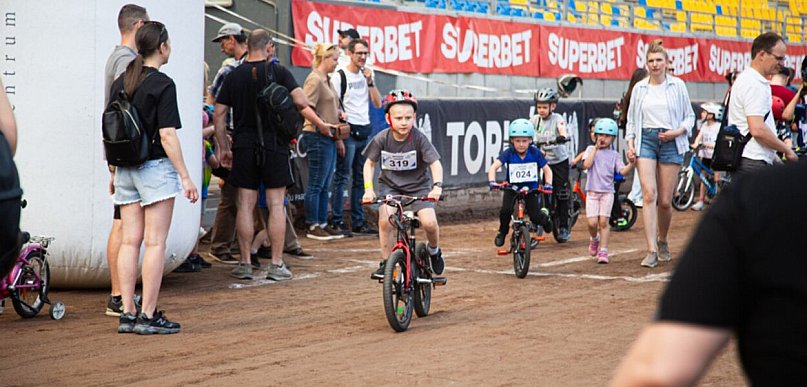 Mali kolarze dali show na Motoarenie. Rodziny dopisały [FOTO]