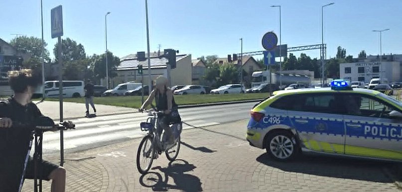 Radiowóz wjechał na czerwonym i zderzył się z audi. Policjant z mandatem