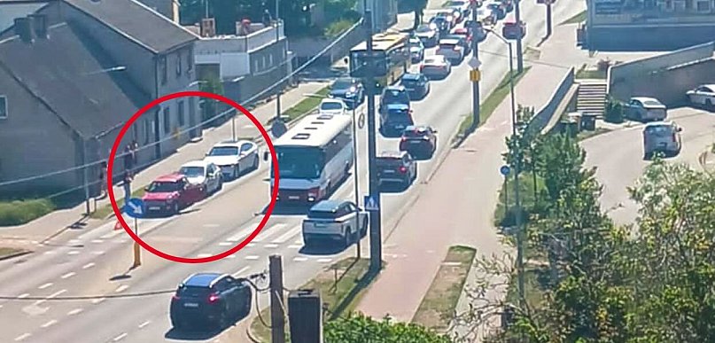BMW wbiło się w auta przed pasami. Kierowca stanie przed sądem