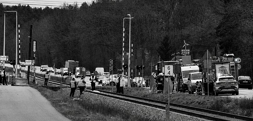PILNE | Motocyklista zderzył się z pociągiem. Finał tej historii jest tragiczny