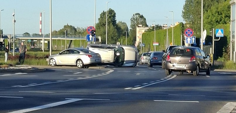 Z OSTATNIEJ CHWILI: Samochód przewrócony na bok na średnicówce