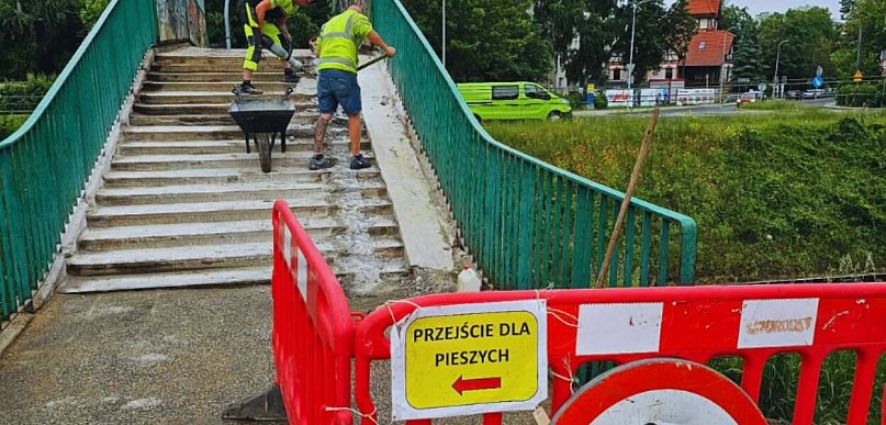 Zmiany na Garbatym Mostku. Ruszyły prace, które odczują piesi