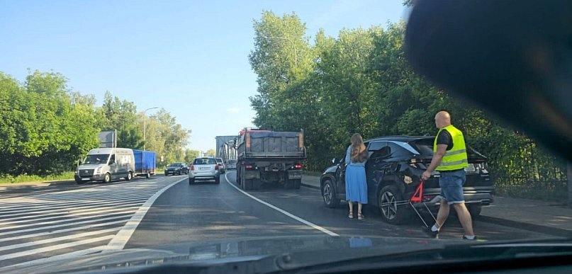 PILNE: Kolizja przy wjeździe na stary most. Tworzą się korki