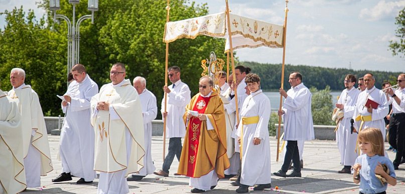 Ojciec Rydzyk na czele procesji. Boże Ciało w sanktuarium na Starotoruńskiej