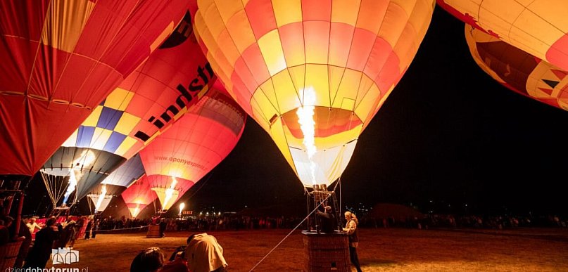 Niezwykły spektakl na Placu Cyrkowym. Tak wyglądał nocny pokaz balonów [FOTO]