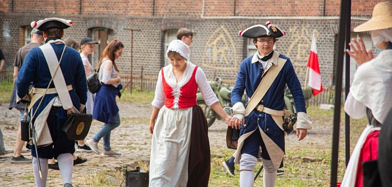 Historyczne mundury, broń i tańce. Fort św. Jakuba znów tętnił życiem [FOTO]