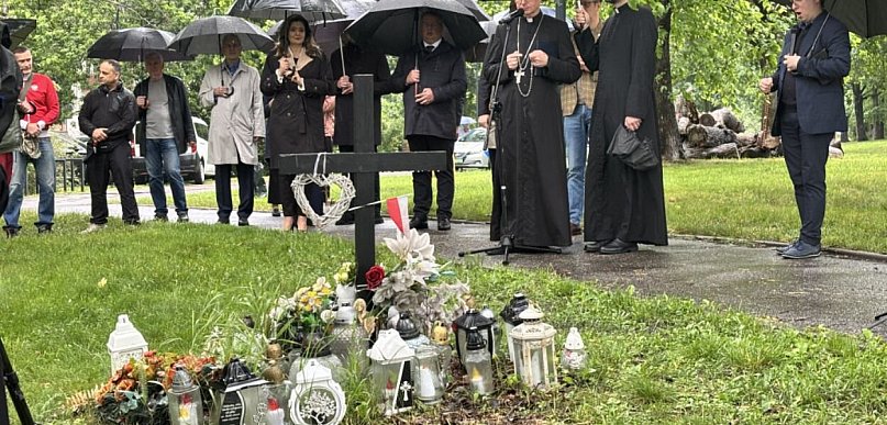 Deszcz, cisza i wspomnienia. Toruń uczcił pamięć Klaudii w szczególnym dniu [FOTO]