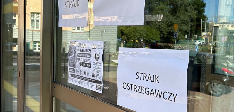 Flagi i plakaty na budynkach ZUS. Pracownicy pokazali swoje niezadowolenie
