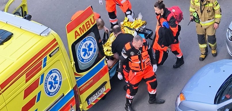 Mężczyzna z ranami kłutymi na klatce schodowej. Policja zatrzymała 50-latka