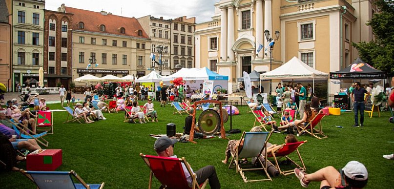 Takiego widoku w centrum nie ogląda się codziennie. Rynek się zazielenił